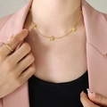 Collier doré en titane avec étoiles scintillantes et détails en zircon sur modèle - 40+5cm / Collier Or