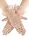 Guantes de encaje rosa carne para niña con bordado floral y detalles de volantes - Color Piel