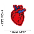 Detail eines anatomischen Herz-Stickaufnähers mit Größenangabe 6,4 cm x 4,8 cm auf Weiß - Anatomisches Herz (X30AX-095-08)