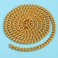 Gouden roestvrijstalen Cubaanse schakelketting voor sieraden DIY op een blauwe achtergrond - Breedte-3mm / Goud