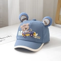 Dettaglio del cappellino blu per neonati con orecchie 3D e ricamo di orsetto - 48cm (6 Mesi-2 Anni) / Blu