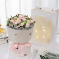 Gestrickter Pfirsich- und Gänseblümchenstrauß in Plüschpapier mit rosa Seidenbandschleife - 11 Pfirsiche Strauß + Geschenktüte + LED