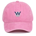 Detailansicht der blau-grauen W-Stickerei auf einer rosa Baseballkappe aus Waschbaumwolle - Rosa