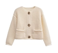 Details einer cremefarbenen Strickjacke mit goldenen Knöpfen und Vordertaschen - S / Aprikose