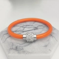 Details von orangefarbenem Kunstleder-Armband mit funkelndem Kristall-Magnetverschluss - Orange