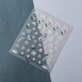 Makroaufnahme von 5D geprägten weißen Blumen-Nagelstickern mit strukturiertem TS-213 Design - Weißes Blumenrelief-Stil (TS-213)