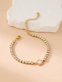 Détail d'un bracelet doré avec pendentif opale hexagonale et maillons en zircone cubique - Pentagone Blanc