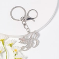 Detailopname van zilveren fee-letter B-sleutelhanger met stras en karabijnhaak - Stijl B / Zilver