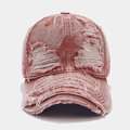 Makro-Detail des gewaschenen Stoffes und der Distressed-Risse an den Kanten dieser Baseballkappe - Verstellbar / Burgunderrot
