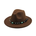 Dettaglio di un cappello jazz in feltro marrone con pietre turchesi e borchie - M (56-58cm) / Edizione Standard / caffè