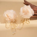 Orecchini a fiore in chiffon esagerati con nappe di perline e ciondoli di cristallo - Bianco Sporco