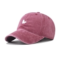 Dettaglio del ricamo a scoiattolo su cappellino da baseball in cotone lavato bordeaux - Regolabile / Borgogna