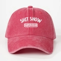 Détail du slogan SHIT SHOW SUPERVISOR sur casquette de baseball en coton lavé - Rouge pastèque
