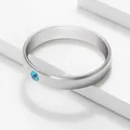 Anello in acciaio inossidabile lucido con una pietra portafortuna blu su una base - US 8 / Color Acciaio