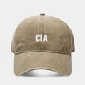 Dettaglio del cappellino da baseball kaki in cotone lavato con ricamo CIA 3D - Regolabile / Cachi