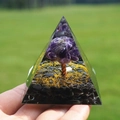 Pyramide d'Orgone faite main avec arbre en cristal violet et pierres noires en résine - Style 26