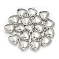 Primer plano de colgantes de corazón plateados con superficie facetada reflectante - Aprox. 10X8mm / Blanco K/Plata