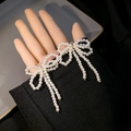 Elegantes pendientes de lazo con perlas y borlas largas en acabado dorado brillante - Estilo de Borla con Lazo de Doble Capa (E3169-2)
