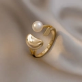 Détail d'une bague dorée avec perle blanche ronde et forme de métal liquide unique - Métal Liquide Minimaliste (25)