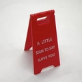 Piccolo segnale a forma di A rosso con testo A Little Sign To Say I Love You - Stile Amore Rosso (Inglese)