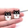 Dettaglio di ciondoli smaltati a forma di cane shiba inu per orecchini e portachiavi fai-da-te - Husky