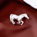 Vista macro di una spilla a forma di cavallo argento opaco con accenti neri su seta rossa - 5# Cavallo Nero Argento