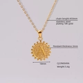 Vista detallada del collar de letra A en acero inoxidable chapado en oro 18K con medidas - A (Con Cadena)