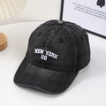 Berretto da baseball in denim lavato grigio scuro con ricamo New York 08 bianco - Ricamo NEW YORK 08 / Nero