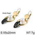 Pendientes de acero de titanio con perla de concha y hojas negras doradas - Estilo de Hoja Negra Dorada (KE87672-KFC)