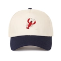 Dettaglio del ricamo dell'aragosta e della visiera blu sul cappello da baseball in cotone - Blu navy