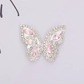 Detailansicht eines silbernen Schmetterling-Schuhanhängers mit rosa und klaren Kristallen - D1173 Pferdeauge Schmetterling Silber Rosa