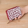 Cartera pequeña con estampado de leopardo burdeos y cremallera dorada, diseño compacto - Rojo