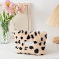 Beige Make-up Tasche aus Kunstfell mit Leopardenmuster und Love Youth Etikett - Gebrochenes Weiß