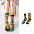 Asymmetrische Crew-Socken mit Tigermuster und Tropenblättern in Orange und Grün - Tigerprint-Porträt-Thema (1050)