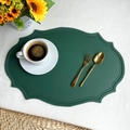Tovaglietta irregolare in finta pelle verde con bordo perlato su tovaglia bianca - Verde Ecopelle Vintage Ovale