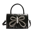 Sac bandoulière noir gaufré avec ornement papillon diamant et texture vintage - Noir