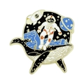 Pin esmaltado de astronauta y ballena con planetas celestiales en acabado oro y azul - Estilo Astronauta y Nave Espacial (XZ3178)