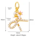 Pendentif lettre K doré avec zircons brillants et détails de fleurs de marguerites - Style E / Or