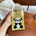 Détail de la texture tricotée d'un mini sac panda jaune tenu au-dessus d'une chaise - Panda Mignon Matcha (Sac de Téléphone)