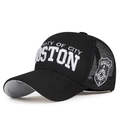 Cappellino trucker nero con ricamo Boston 3D e rete traspirante sul retro - Regolabile / Nero con ricamo bianco