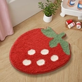 Morbido tappeto da bagno rosso a forma di fragola su pavimento in legno per arredo - 65*80cm / Una fragola