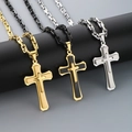Drei Hip-Hop-Kreuz-Halsketten in Gold, Schwarz und Silber auf einer schwarzen Säule - 5mm Sun Link Kette Mit Anhänger / Stahlfarbe