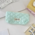 Vue détaillée du motif matelassé vert menthe et de l'étiquette de marque tissée du sac - Vert menthe