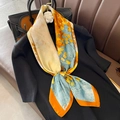 Foulard en soie aux motifs abstraits or et bleu noué sur un sac à main noir élégant - 23228 Image Principale / 90*90cm