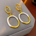 Dettaglio di orecchini ovali irregolari in smalto oro e bianco su scatola in velluto - Orecchini (WE4675) / Oro+Bianco