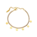 Détail du collier à pendentifs étoiles dorées avec chaîne sertie de zircons brillants - Bracelet