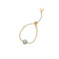 Detail van verstelbare gouden kralenring met iriserende opaal en hartvormige hanger - Goud