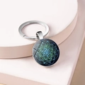 Vista dettagliata del portachiavi in argento con cupola in vetro mandala blu e verde - Stile 5