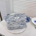 Detail der blau-weißen Tweed-Kosmetiktasche mit Webstruktur und einfachem Wunsch-Label - Dunkelblau-Weiße-Streifen