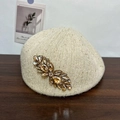 Beige Damen-Strickbarette mit champagnerfarbenen Strassblumen und schimmernden Garndetails - Gebrochenes Weiß
